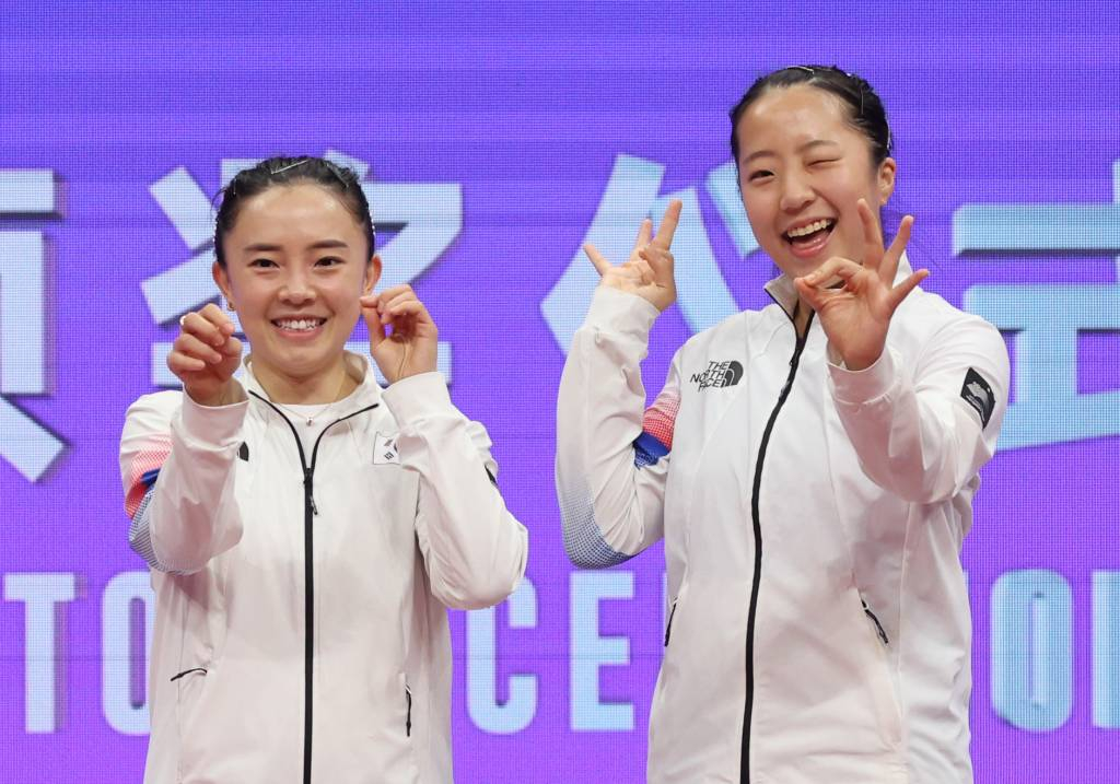  2일 중국 항저우 공슈 캐널 스포츠파크 짐내시움에서 열린 2022 항저우 아시안게임 여자 탁구 복식 결승 한국 대 북한 경기, 세트스코어 4:1로 북한에 승리를 거두고 금메달을 획득한 전지희, 신유빈이 시상대에 오르며 세리머니를 하고 있다. /사진=뉴시스