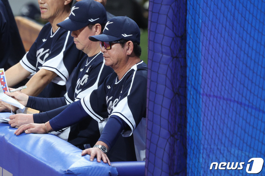 2일 중국 항저우 인근 사오싱 야구 스포츠 문화센터에서 열린 2022 항저우 아시안게임 야구 본선 B조 2차전 대한민국과 대만의 경기에서 류중일 감독이 경기를 지켜보고 있다./사진=뉴스1