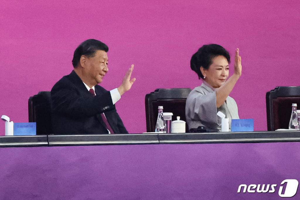 (항저우(중국)=뉴스1) 유승관 기자 = 시진핑 중국 국가 주석과 부인 펑리위안 여사가 23일 오후 중국 항저우 올림픽 스포츠센터 스타디움에서 열린 '2022 제19회 항저우 아시안게임' 개회식에서 입장하는 대한민국 선수단을 향해 손을 흔들고 있다. 2023.9.23/뉴스1  Copyright ? 뉴스1. All rights reserved. 무단 전재 및 재배포,  AI학습 이용 금지.