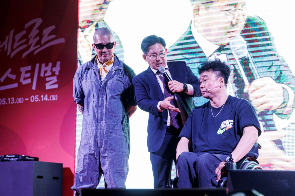 지난 5월 레드로드 페스티벌 붐업 파티에 참석해 클론의 강원래, 구준엽과 이야기를 나누고 있는 박강수 마포구청장(가운데) /사진제공=마포구청