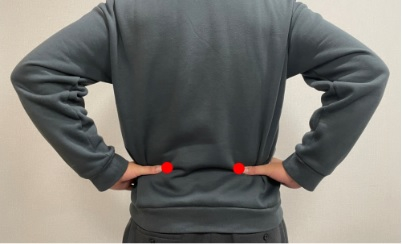 허리 통증 완화에 도움 되는 신수혈(빨간색 위) 지압법. /사진=창원자생한방병원