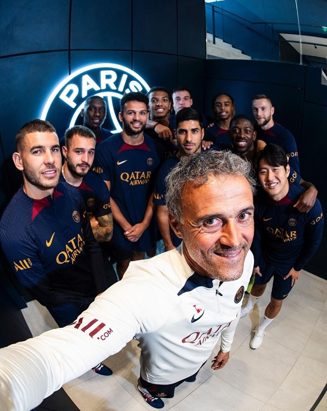 파리 생제르맹 이적생들 단체샷. 이강인(맨 밑 줄 오른쪽)도 포즈를 취하고 있다. /사진=PSG SNS