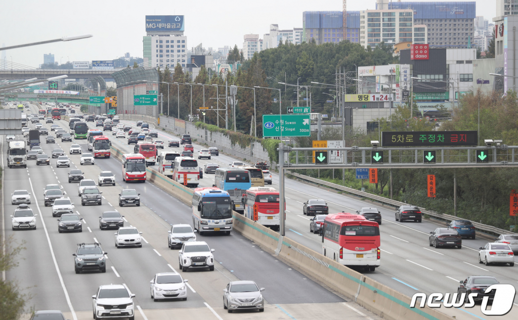 (용인=뉴스1) 김영운 기자 = 추석 연휴 마지막 날인 3일 오후 경기 용인시 기흥구 경부고속도로 수원신갈IC 인근 고속도로에서 귀경 차량이 이동하고 있다. 한국도로공사는 이날 전국에서 차량 429만대가 고속도로를 이용할 것으로 예상했다. 수도권에서 지방으로 향하는 차량은 34만대, 지방에서 수도권으로 이동하는 차량은 42만대로 전망됐다. 2023.10.3/뉴스1 Copyright ? 뉴스1. All rights reserved. 무단 전재 및 재배포, AI학습 이용 금지.