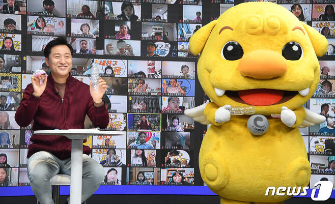 2021년 열린 서울시 발간 어린이신문 '내친구 서울' 어린이기자단 온라인 위촉식에서 해치와 등장한 오세훈 서울시장 /뉴스1