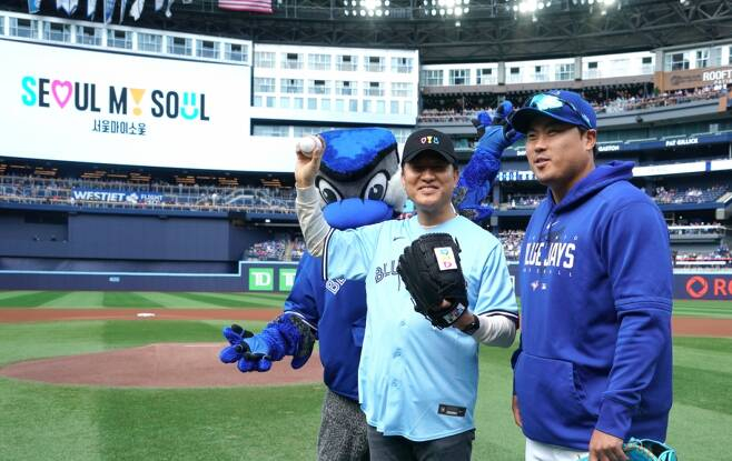 오세훈 서울시장(가운데)이 지난달 16일 오후(현지시간) 캐나다 토론토 로저스센터에서 펼쳐진 토론토 블루제이스와 보스턴 레드삭스의 경기 시구자 나선 뒤 류현진 선수와 기념촬영을 하고 있다./사진제공=서울시