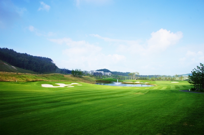 ▲좋은 컨디션에 실크밸리 레이크 7번홀, 이날은 이런 페어웨이를 볼 수 없었다.  /사진=실크밸리 홈페이지 