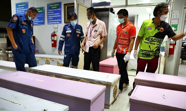 지난해 10월 6일(현지시간) 태국 농부아람푸주 나끌랑 지역의 한 어린이집에서 총기 난사 사건이 발생, 희생자들의 시신이 담긴 관이 바닥에 놓여 있다./사진=로이터=뉴스1 어린이 24명 등 최소 38명이 숨졌다./사진=AFP=뉴스1