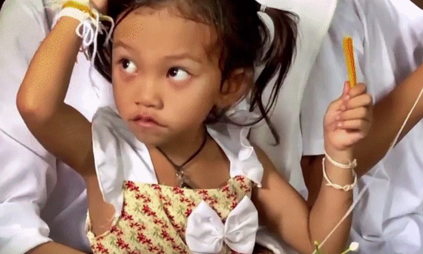 지난해 10월 6일(현지시간) 태국 농부아람푸주 나끌랑 지역의 한 어린이집에서 총기 난사 사건이 발생한 가운데 아이들 중 유일하게 생존한 애미(3)./사진=로이터=뉴스1