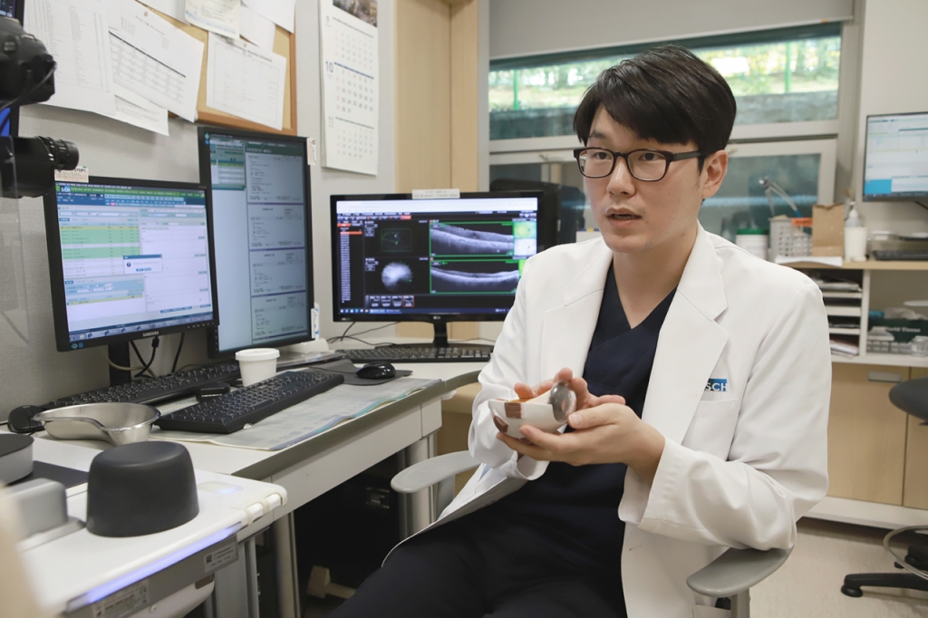 순천향대부천병원 안과 한정우 교수가 가을철 안구 건조증의 원인과 해결책에 관해 설명하고 있다./사진=순천향대부천병원