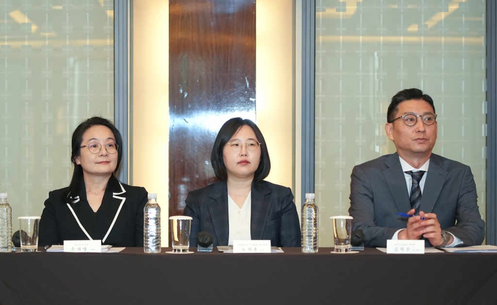 5일 열린 모더나코리아 기자간담회에서 (왼쪽부터) 손지영 모더나코리아 대표, 노지윤 고려대학교 구로병원 감염내과 교수, 김희수 모더나코리아 부사장이 질의 응답을 하고 있다./사진= 모더나코리아