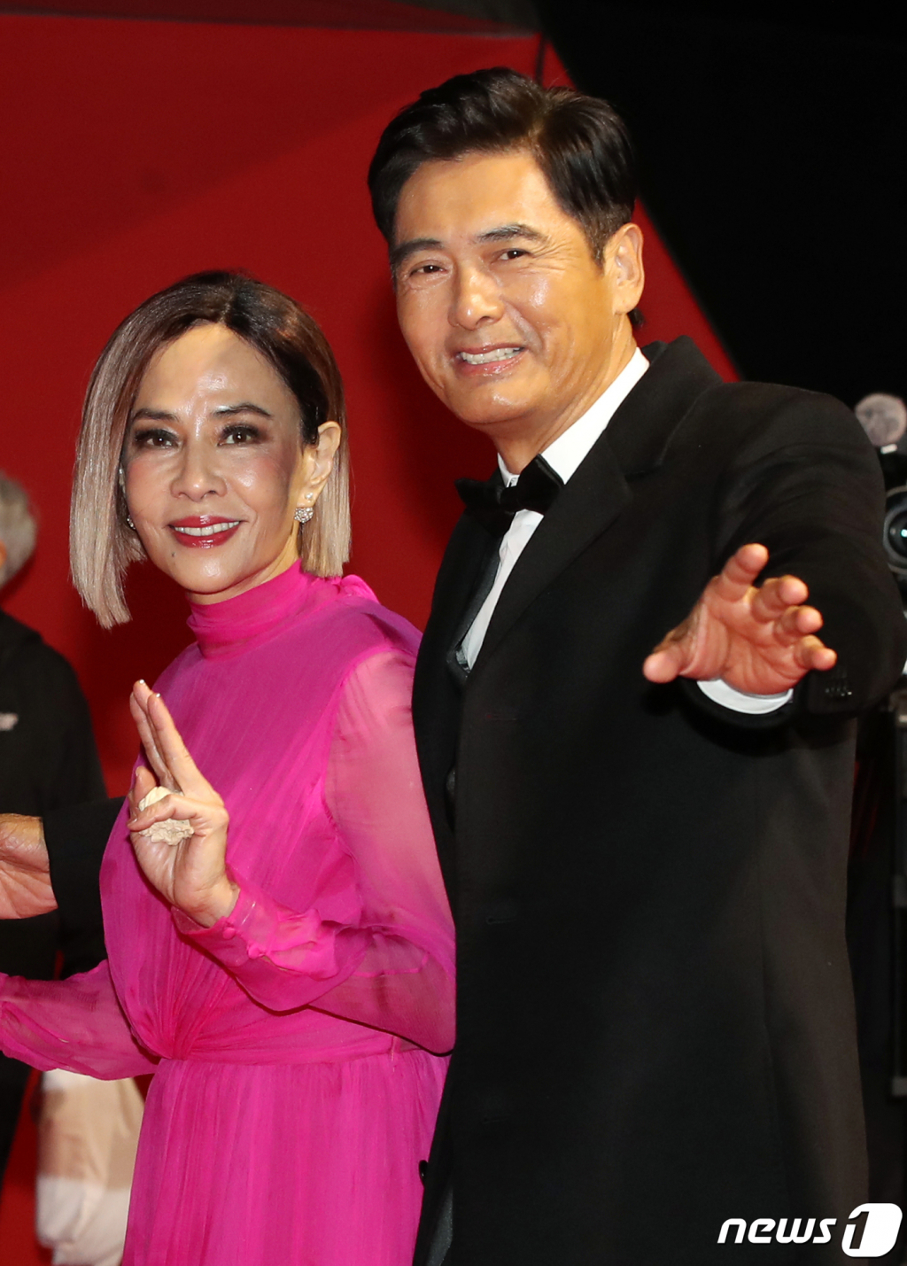 (해운대=뉴스1) 권현진 기자 = 배우 주윤발(저우룬파)이 4일 오후 부산 해운대구 영화의전당에서 열린 ‘제28회 부산국제영화제’(BIFF) 개막식에 아내 진화련과 함께 참석해 인사를 하고 있다. 2023.10.4/뉴스1  Copyright ? 뉴스1. All rights reserved. 무단 전재 및 재배포,  AI학습 이용 금지.