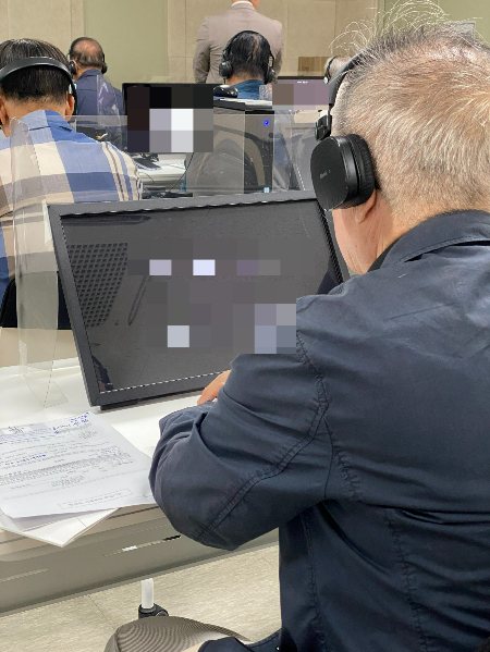 인지 능력 검사를 하던 한 어르신. 맘처럼 안 되는 이들이 많은듯 했다./사진=남형도 기자