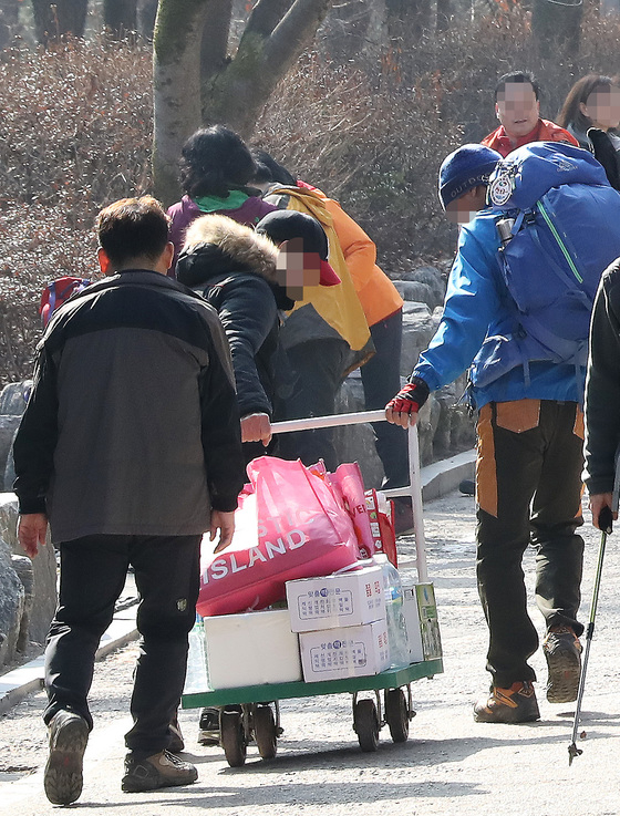 = 서울 관악구 관악산에서 등산객들이 술을 갖고 등산에 나서고 있다. 국립공원 등 자연공원 내 대피소, 탐방로, 산 정상 지점에서 음주를 할 경우 과태료가 부과된다. 2018.3.11/뉴스1  