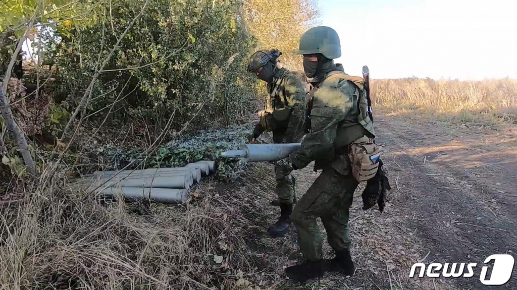 (쿺,안스크 AFP=뉴스1) 우동명 기자 = 25일(현지시간) 하르키우 쿠피안스크에서 러시아 군이 우크라이나 군 진지를 향해 포탄을 발사할 준비를 하고 있다. 2023.9.26  ⓒ AFP=뉴스1  Copyright ? 뉴스1. All rights reserved. 무단 전재 및 재배포,  AI학습 이용 금지.