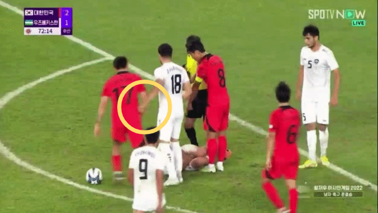 지난 4일 중국 항저우의 황룽 스포츠센터 스타디움에서 열린 대한민국과 우즈베키스탄의 2022 항저우 아시안게임 축구 4강전에서 송민규(전북)를 심팔 몰래 때리는 우즈베키스탄 선수 /사진=스포티비 캡처