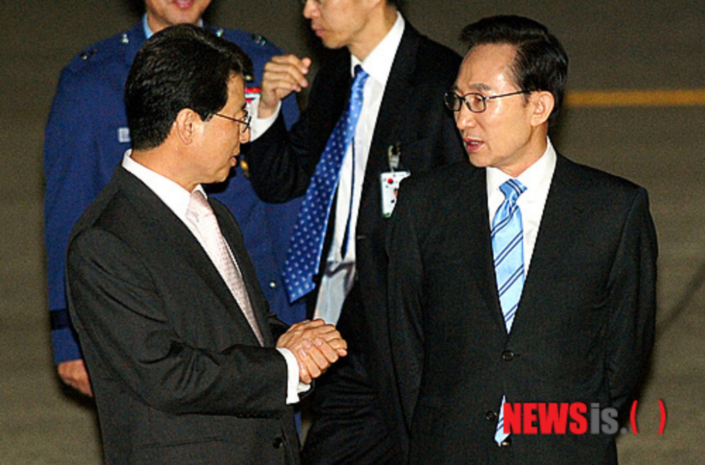 제5차 한,일,중 정상회의 참석 및 미얀마 방문을 마친 이명박 대통령이 15일 저녁 경기 성남 서울공항을 통해 귀국, 영접 인사들과 대화를 나누고 있다. /사진=뉴시스