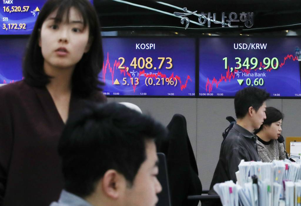 6일 오후 서울 중구 하나은행에서 딜러들이 업무를 보고 있다. 이날 코스피는 전 거래일(2403.60)보다 5.13포인트(0.21%) 오른 2408.73에 장을 마쳤다. 코스닥지수는 전 거래일(801.02)보다 15.37포인트(1.92%) 상승한 816.39에 거래를 종료했다. 서울 외환시장에서 원·달러 환율은 전 거래일(1350.5원)보다 0.6원 내린 1349.9원에 마감했다./사진=뉴시스