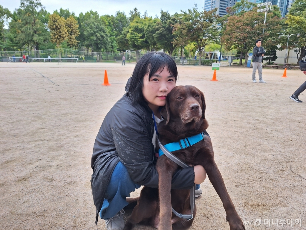 9일 오전 10시30분쯤 서울 동작구 보라매공원에서 반려견 순찰대 선발 심사 대회가 열렸다. 박은수씨는 반려견 마리아와 함께 이곳을 찾았다. /사진=김지은 기자