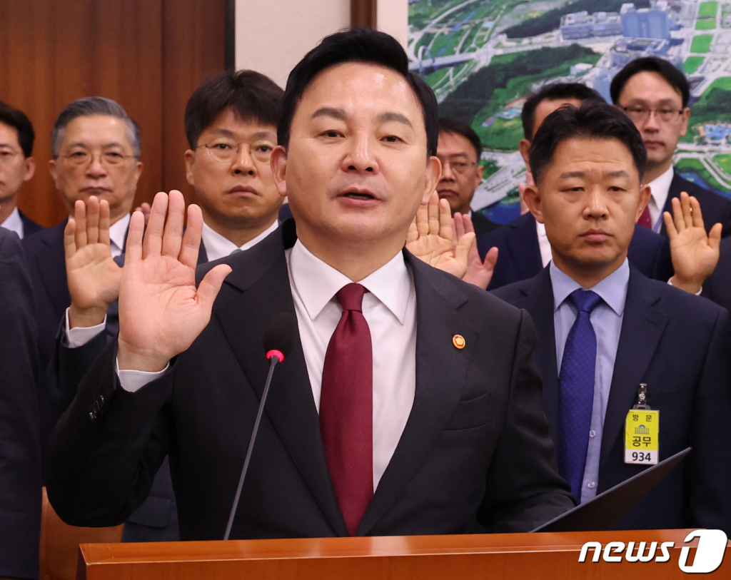 (서울=뉴스1) 송원영 기자 = 원희룡 국토교통부 장관이 10일 서울 여의도 국회에서 열린 국토교통위원회 국정감사에서 선서를 하고 있다. 2023.10.10/뉴스1 Copyright ? 뉴스1. All rights reserved. 무단 전재 및 재배포, AI학습 이용 금지.