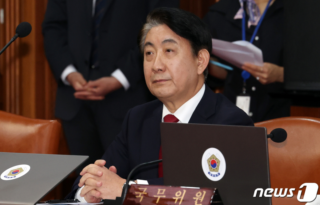 이동관 방송통신위원회 위원장이 4일 오전 서울 종로구 세종대로 정부서울청사에서 열린 국무회의에서 한덕수 국무총리의 모두 발언을 듣고 있다. 2023.10.4/뉴스1 Copyright ? 뉴스1. All rights reserved. 무단 전재 및 재배포, AI학습 이용 금지.
