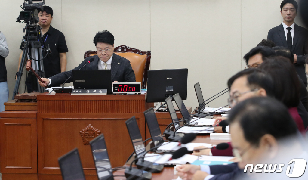 장제원 국회 과방위 위원장이 10일 오전 서울 여의도 국회에서 열린 과학기술정보방송통신위원회의 방송통신위원회, 방송통신사무소, 방송통신심의위원회, 시청자미디어재단에 대한 국정감사에서 의사봉을 두드리고 있다. 2023.10.10/사진=뉴스1