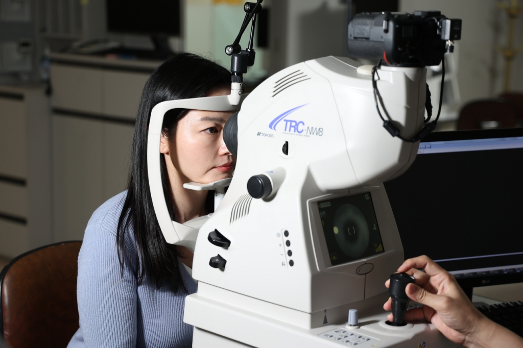 비문증과 함께 광시증, 시야가림, 시력 저하 등의 증상이 동반된다면 안저검사를 받아봐야 한다.사진=김안과병원