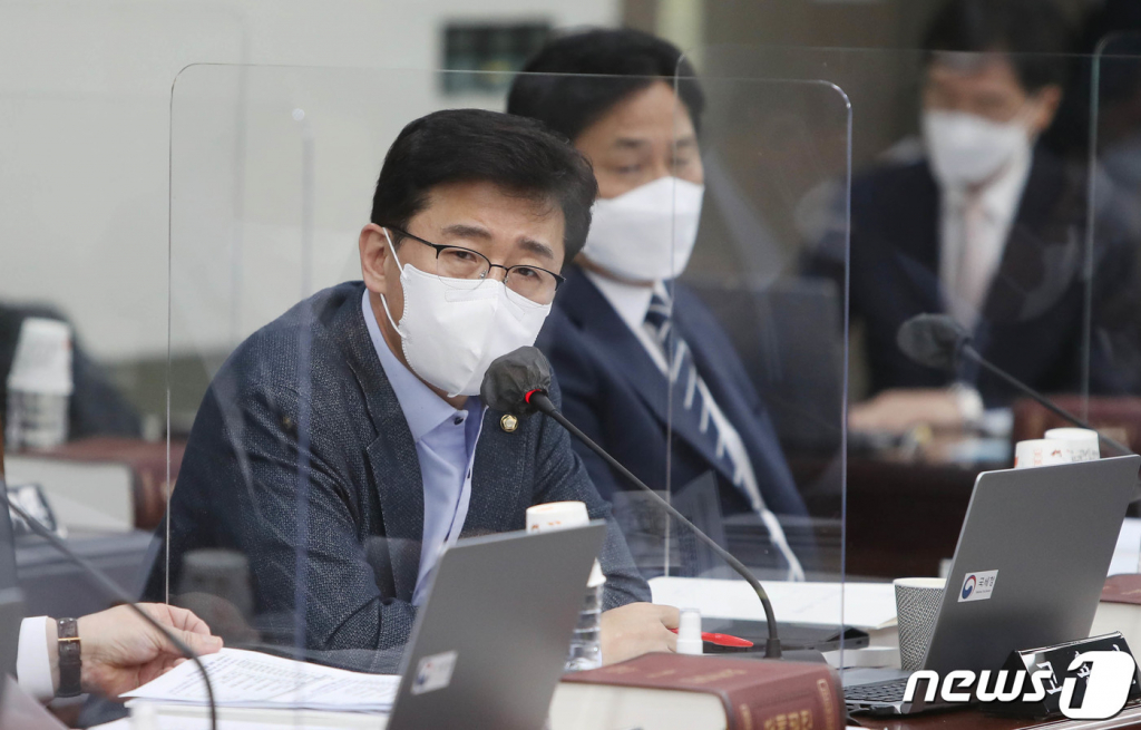 (대구=뉴스1) 공정식 기자 = 18일 대구 달서구 대곡동 정부대구지방합동청사에서 열린 2021년도 국회 기획재정위원회의 대구지방국세청, 한국은행 대구경북·포항본부에 대한 국정감사에서 더불어민주당 고용진 의원이 질의하고 있다. 2021.10.18/뉴스1