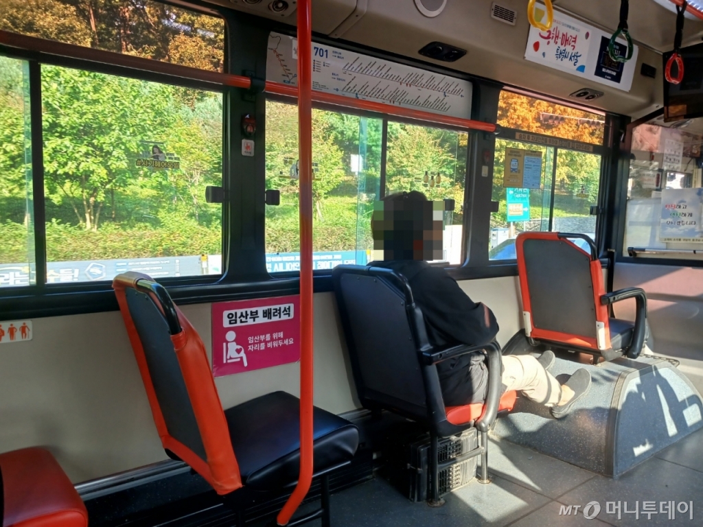 10일 서울 701번 버스 안. 좌석 옆으로 임산부 배려석이라는 안내 스티커가 부착돼 있다. 지하철보다 좌석 수가 적은 버스는 임산부들을 위한 자리가 더 열악하다./사진=이지현 기자