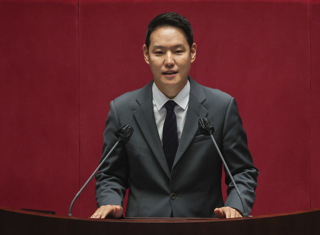 (서울=뉴스1) 이재명 기자 = 김한규 더불어민주당 의원이 4일 오후 서울 여의도 국회에서 열린 제398회 국회(임시회) 제1차 본회의에서 인사말을 하고 있다. (공동취재) 2022.7.4/뉴스1  