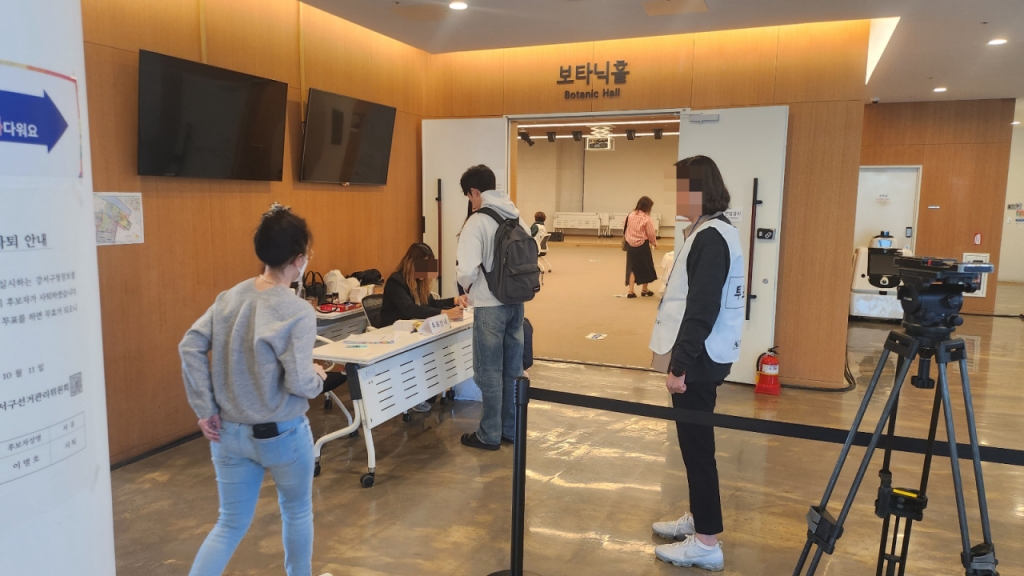 11일 오전 서울 강서구 서울식물원에 마련된 가양제1동8투표소에서 유권자들이 투표를 하고 있다./사진=오문영 기자