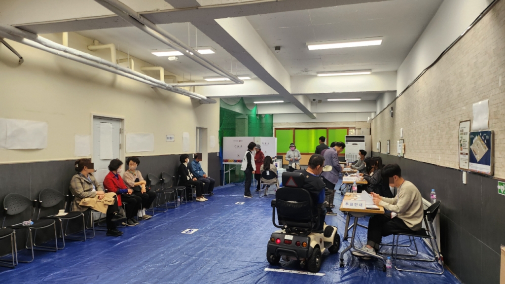 11일 오전 서울 강서구 등촌1종합사회복지관에 마련된 등촌제3동2투표소에서 유권자들이 투표를 하고 있다./사진=오문영 기자