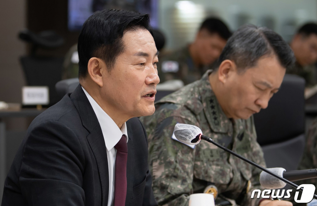 (서울=뉴스1) 장수영 기자 = 취임 후 첫 공식 일정에 나선 신원식 국방부장관이 7일 합참 전투통제실에서 전군 주요직위자 화상회의(VTC)를 주재하고 있다. (국방부 제공) 2023.10.7/뉴스1  Copyright ? 뉴스1. All rights reserved. 무단 전재 및 재배포,  AI학습 이용 금지.