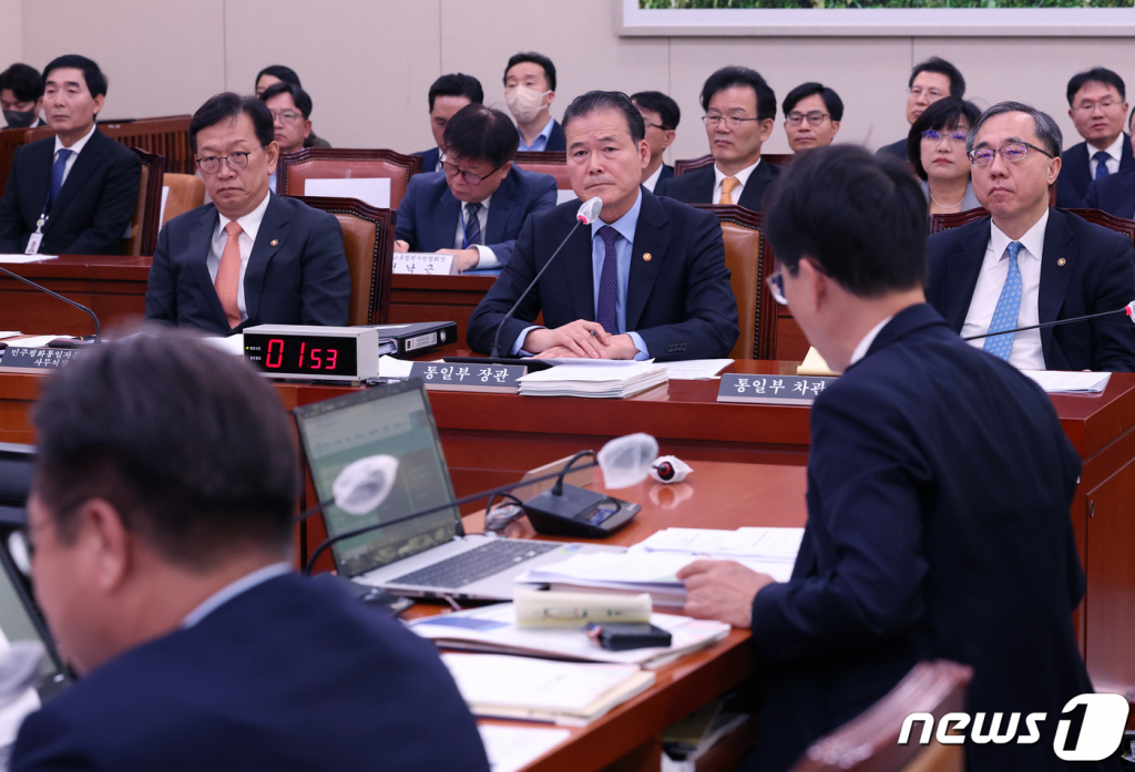 (서울=뉴스1) 송원영 기자 = 김영호 통일부 장관이 11일 서울 여의도 국회에서 열린 외교통일위원회 국정감사에서 의원들의 질의에 답변 하고 있다. 2023.10.11/뉴스1  Copyright ? 뉴스1. All rights reserved. 무단 전재 및 재배포,  AI학습 이용 금지.