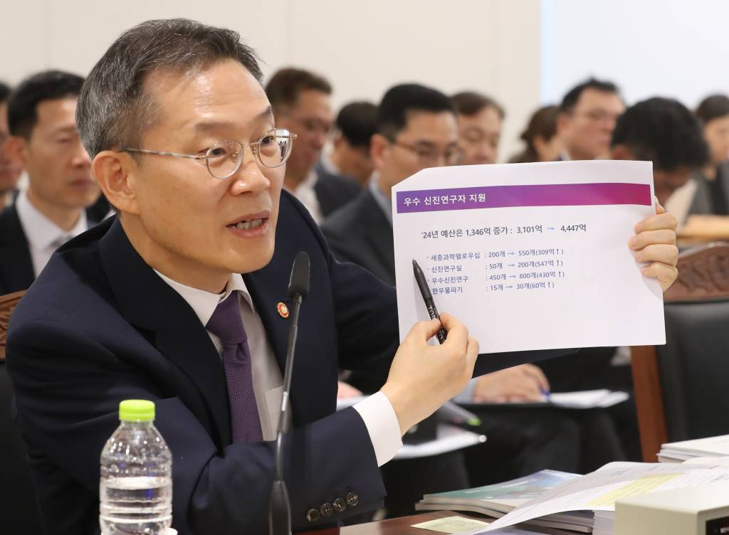 11일 세종시 정부세종청사에서 열린 국회 과학기술정보방송통신위원회의 과학기술정보통신부에 대한 국정감사에서 이종호 장관이 R&D 예산삭감 관련 질의에 우수 신진연구자 지원 자료를 설명하고 있다. / 사진=뉴시스