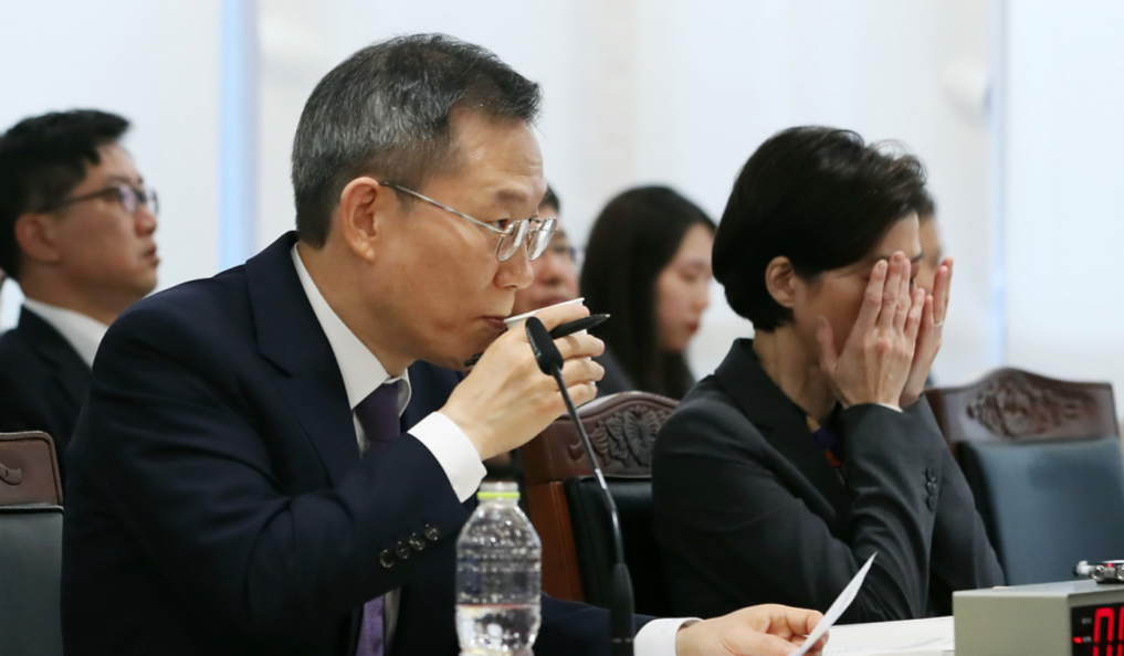 이종호 과학기술정보통신부 장관이 11일 오전 세종시 정부세종청사에서 열린 국회 과학기술정보방송통신위원회의 과학기술정보통신부를 비롯한 산하기관의 국정감사에서 중장기 R&D 감액에 대한 집중 질의를 받으며 물을 마시고 있다. / 사진=뉴스1