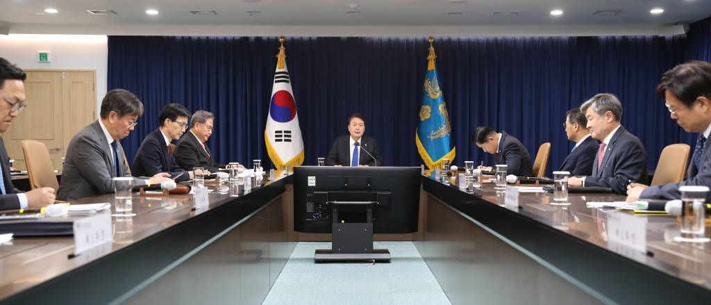 [서울=뉴시스] 전신 기자 = 윤석열 대통령이 11일 서울 용산 대통령실 청사에서 열린 긴급 경제·안보 점검회의를 주재하고 있다. 2023.10.11.