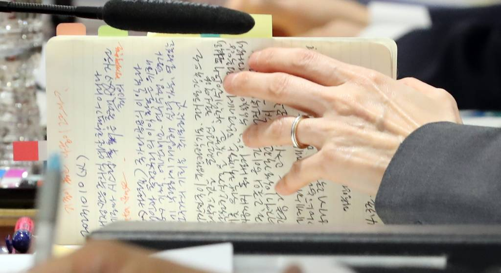 [세종=뉴시스] 강종민 기자 = 11일 세종시 정부세종청사에서 열린 국회 과학기술정보방송통신위원회의 과학기술정보통신부에 대한 국정감사에서 조성경 1차관이 지난 10일 작성한 것으로 보이는 R&D 예산 삭감 관련 메모를 앞에 놓고 위원들의 질의에 답변하고 있다. 메모에는 '기존이 옳고 나중이 그르냐?', '금이가고 깨진 부분을 잡을수 있을 만큼 잡고 고치고 바꾼후 더 크게' 등이 적혀 있다. 사진은 조 차관의 노트. 2023.10.11.