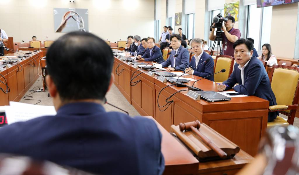 조승래(오른쪽) 더불어민주당 과학기술정보방송통신위원회 간사가 지난 6월 서울 여의도 국회에서 열린 과학기술정보방송통신위원회 전체회의에서 박성중 국민의힘 과학기술정보방송통신위원회 간사와 언쟁하고 있다. / 사진=뉴시스