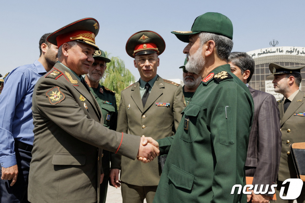 (테헤란 로이터=뉴스1) 우동명 기자 = 세르게이 쇼이구 러시아 국방장관이 20일(현지시간) 테헤란에서 아미르 알리 하지자데 이란 혁명수비대 우주군 사령관과 악수를 하고 있다. 2023.9.21  ⓒ 로이터=뉴스1  Copyright ? 뉴스1. All rights reserved. 무단 전재 및 재배포,  AI학습 이용 금지.