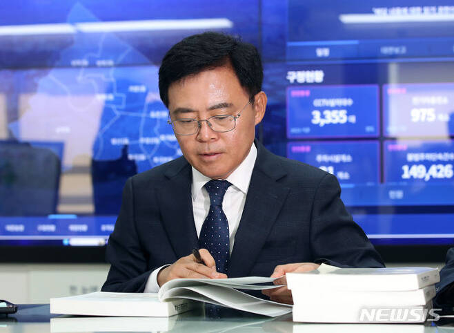 진교훈 강서구청장이 12일 오전 서울 강서구청 구청장실에서 사무 인계·인수서에 서명을 하고 있다./사진=뉴시스