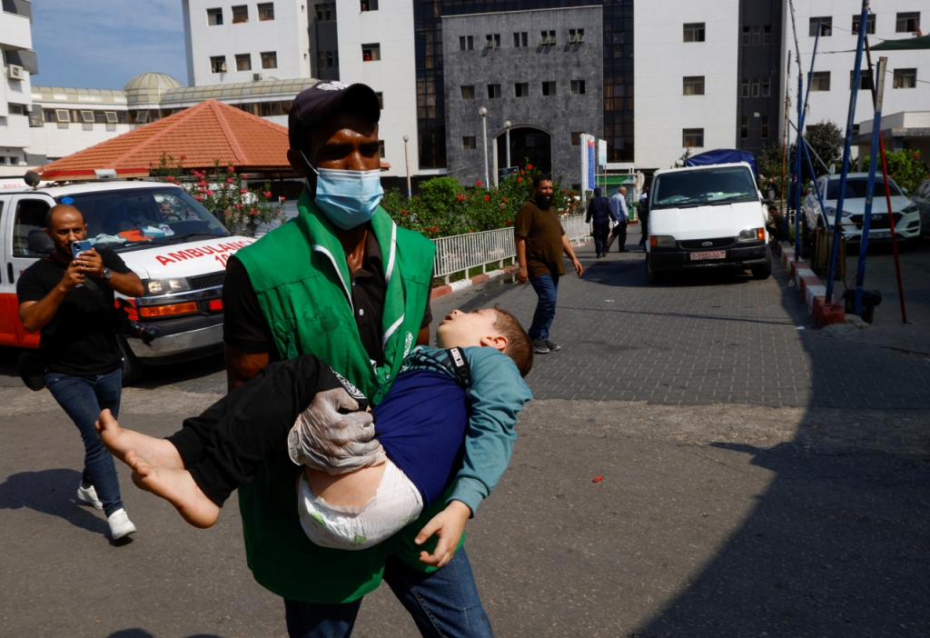 11일(현지시간) 이스라엘의 가자 지구 공습으로 부상을 입은 어린이가 병원으로 이송되고 있다./로이터=뉴스1