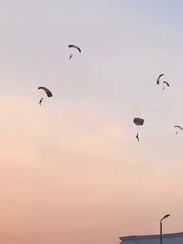 지난 7일(현지 시간) 총을 든 팔레스타인 무장괴한들이 패러글라이딩을 타고 낙하하는 모습. /사진=X(구 트위터) 캡처