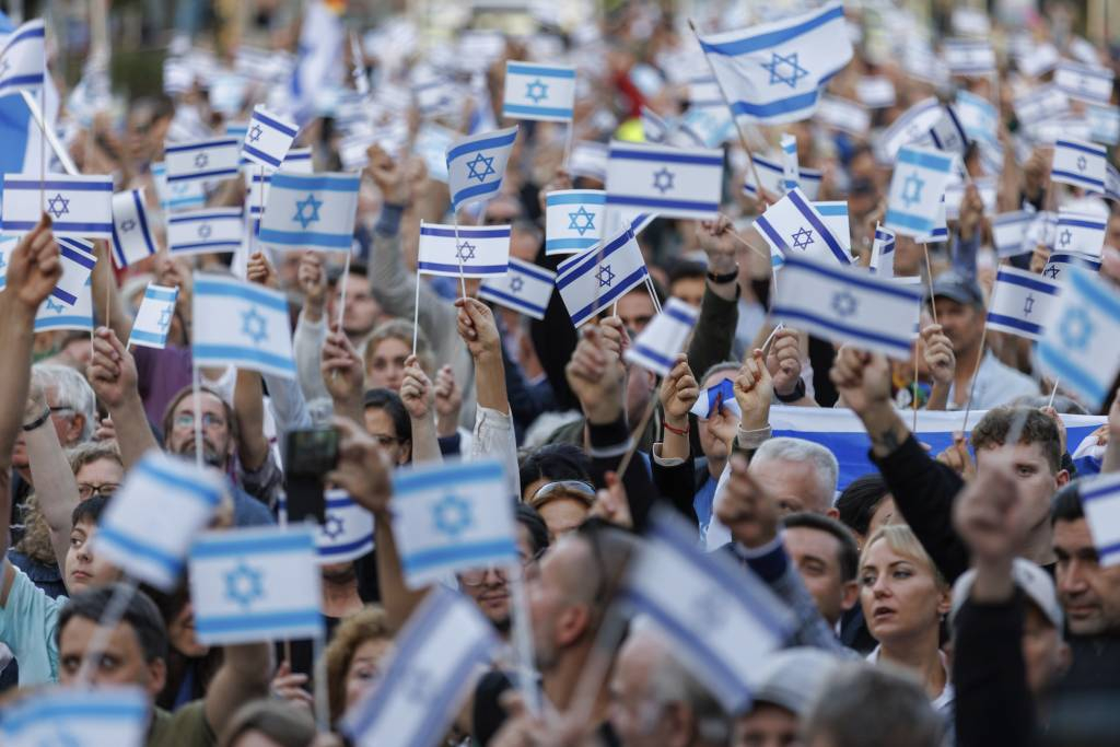 [뉘른베르크=AP/뉴시스] 11일(현지시각) 독일 뉘른베르크에서 열린 이스라엘을 위한 연대 집회 참가자들이 이스라엘 국기를 들고 있다. 팔레스타인 무장 정파 하마스의 이스라엘 기습 공격으로 이스라엘의 사망자 숫자가 1200명을 넘어섰다. 2023.10.12.