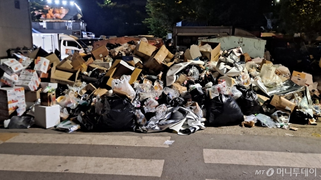 지난 7일 밤 서울세계불꽃축제가 끝이 난 직후 서울 영등포구 여의도 한강공원의 모습. 쓰레기가 쓰레기통에 넘치도록 쌓여있다. 이날 하루에만 쓰레기 70톤이 나왔다./사진=소운섭 반장 제공