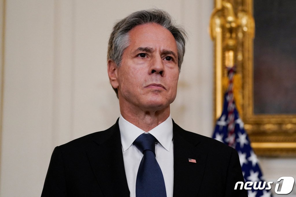 (워싱턴 로이터=뉴스1) 우동명 기자 = 토니 블링컨 미국 국무장관이 7일(현지시각) 워싱턴 백악관에서  조 바이든 대통령의 팔레스타인 무장 정파 하마스의 이스라엘 공격에 관해 긴급 연설을 듣고 있다. 2023.10.9  ⓒ 로이터=뉴스1  Copyright ? 뉴스1. All rights reserved. 무단 전재 및 재배포,  AI학습 이용 금지.