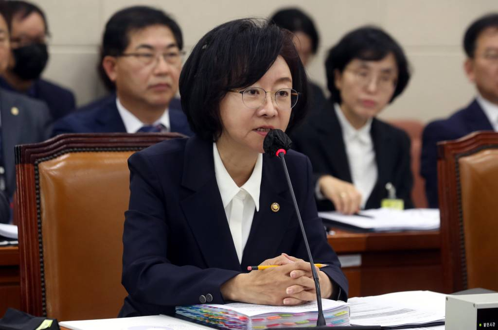 [서울=뉴시스] 조성봉 기자 = 13일 오전 서울 여의도 국회에서 열린 보건복지위 국정감사에서 오유경 식품의약품안전처 처장이 의원들의 질의에 답변하고 있다. 2023.10.13.