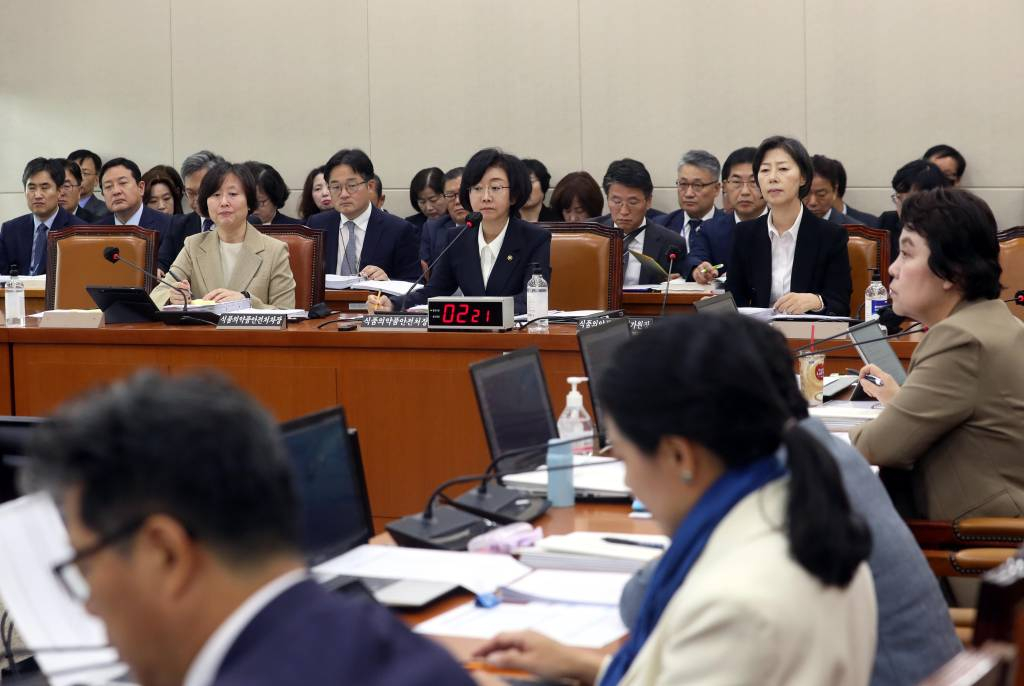 [서울=뉴시스] 조성봉 기자 = 13일 오전 서울 여의도 국회에서 열린 보건복지위 국정감사에서 오유경 식품의약품안전처 처장이 의원들의 질의에 답변하고 있다. 2023.10.13.