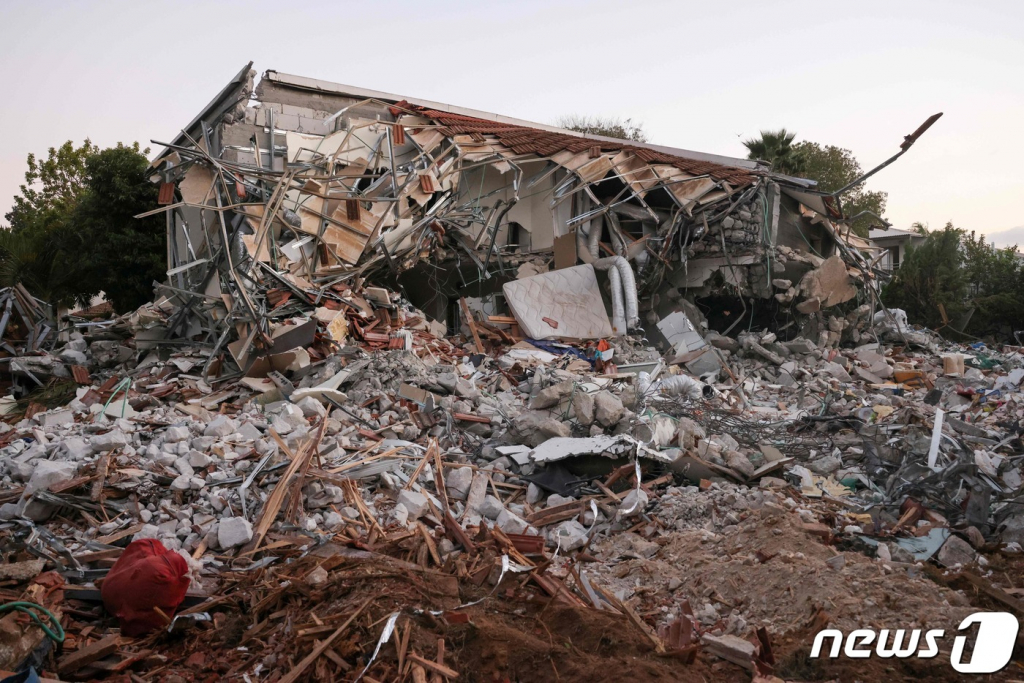 (비에리 키부츠 AFP=뉴스1) 우동명 기자 = 11일(현지시간) 팔레스타인 무장 정파 하마스의 기습 공격을 받은 가자 인근 비에리 키부츠의 산산조각이 난 주택이 보인다. 2023.10.12  ⓒ AFP=뉴스1  Copyright ? 뉴스1. All rights reserved. 무단 전재 및 재배포,  AI학습 이용 금지.