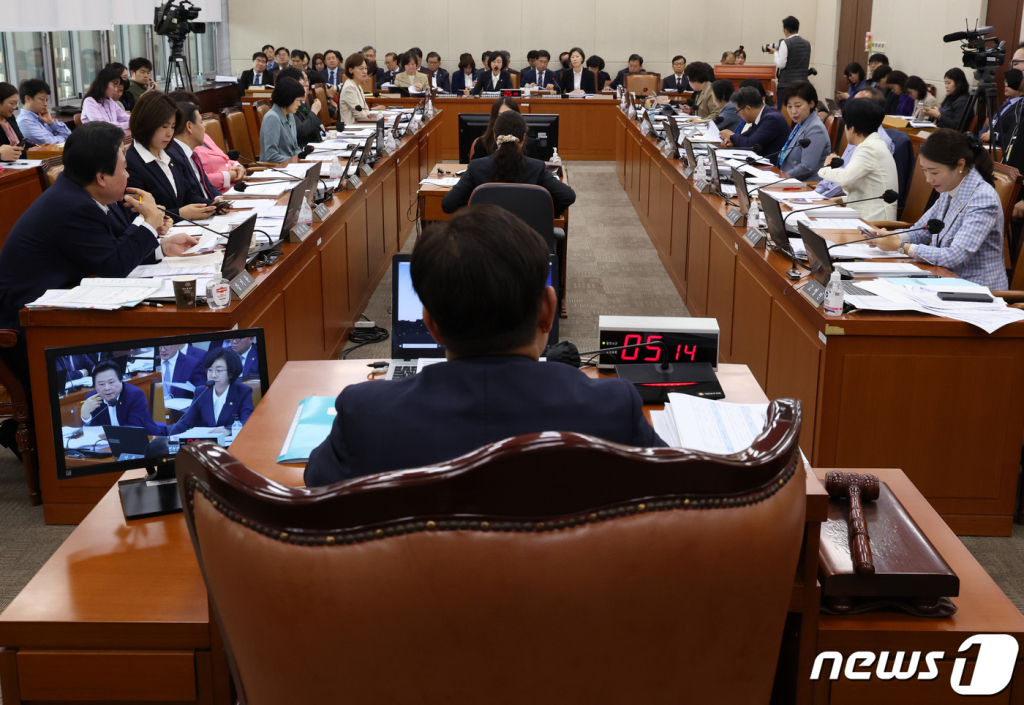 (서울=뉴스1) 송원영 기자 = 오유경 식품의약품안전처장이 13일 서울 여의도 국회에서 열린 보건복지위원회 식약처 등에 대한 국정감사에서 의원들의 질의에 답변하고 있다. 2023.10.13/뉴스1  Copyright ? 뉴스1. All rights reserved. 무단 전재 및 재배포,  AI학습 이용 금지.