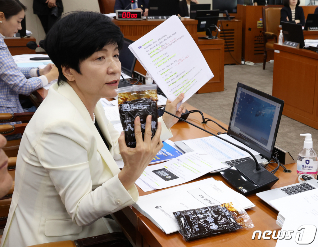 (서울=뉴스1) 송원영 기자 = 김영주 더불어민주당 의원이 13일 서울 여의도 국회에서 열린 보건복지위원회의 식품의약품안전처 등에 대한 국정감사에서 세슘이 검출된 일본산 된장을 들고 질의를 하고 있다. 2023.11.13/뉴스1  Copyright ? 뉴스1. All rights reserved. 무단 전재 및 재배포,  AI학습 이용 금지.